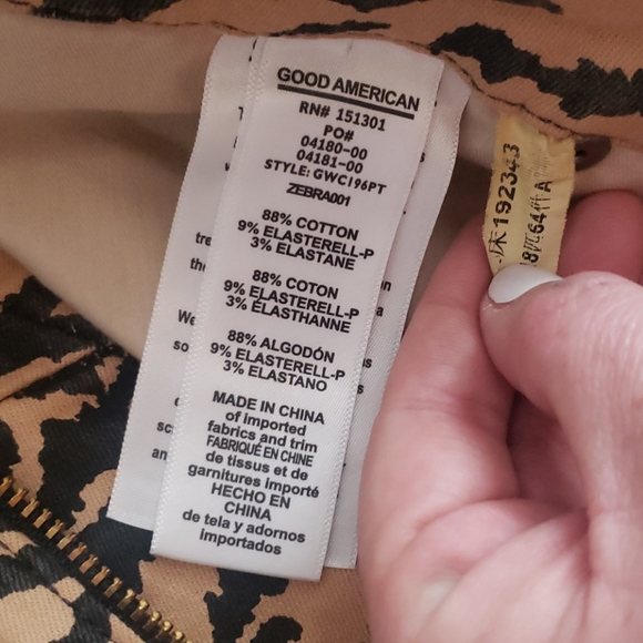 SALE! Good American Good Waist Crop Zebra - Picture 10 of 12